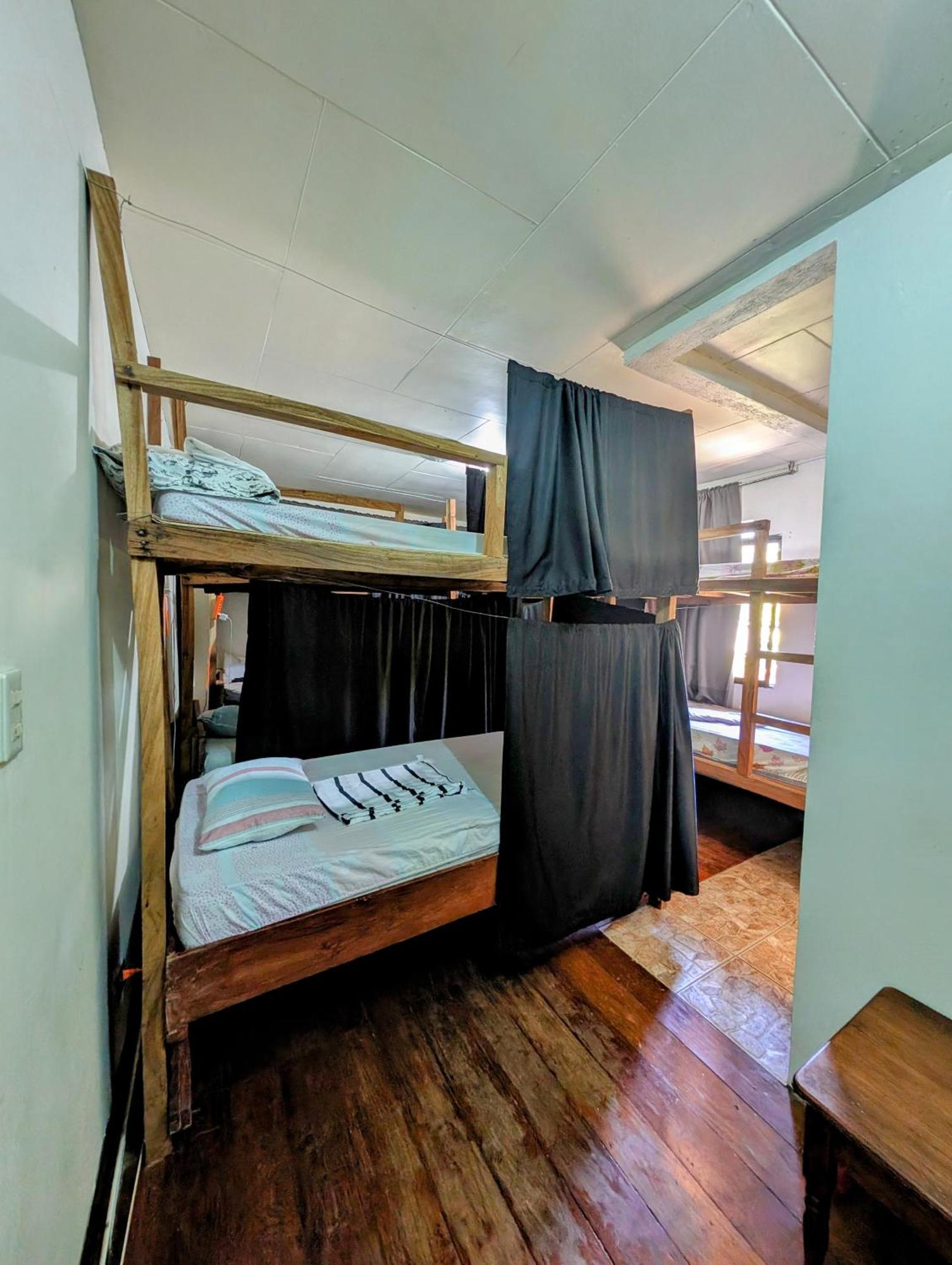 Screaming Gecko Hostel Busuanga Bagian luar foto